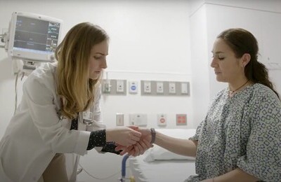 Кодирование Аквилонг в Шарыпово Врач держит пациентку за руку