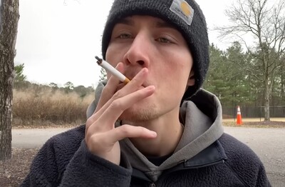 Лечение зависимости от табакокурения в Шарыпово Мужчина с сигаретой делает затяжку