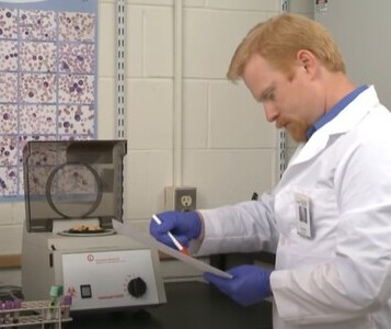 Клиника лечения наркозависимости в Шарыпово Врач в кабинете клиники