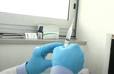 Проведение кодирования Вивитролом в Шарыпово Шприц с Вивитролом в руках у врача